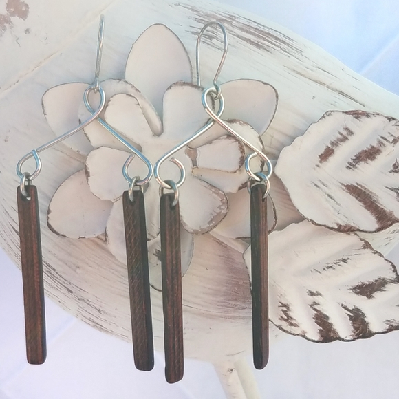 "Vintage" Wood and silver tone earrings - Picture 4 of 8